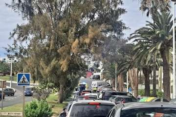 Aparatosa caída de un ciclista en Melenara (Telde)/TA.